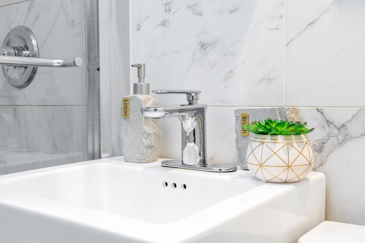69-5c Festive Comfort Brand New 1br Lower East Side Christmas Ready Apartment